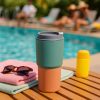 20250827_1412_Poolside Travel Mug_remix_01k3p850wqe4qvfe8sv2demg2f-Photoroom-Photoroom Vaso Térmico Asobu Pick Me Up 590ml